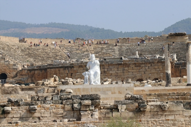 Hierapolis Antik Kenti'ndeki "Hades ile üç başlı köpeği" heykeli yeni yerine taşındı